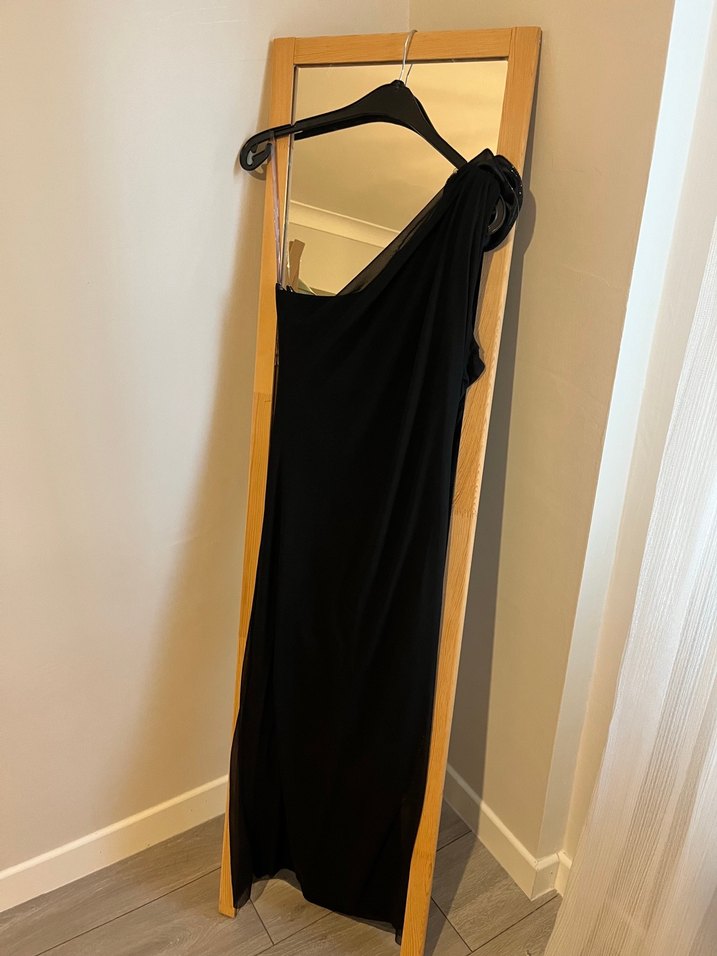 Siyah Drapeli Gül Detaylı Tek Omuz Askılı Elbise - Görsel 3