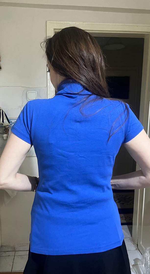 Parlak Mavi Yüksek Yakalı Hamile Tişörtü - Görsel 3