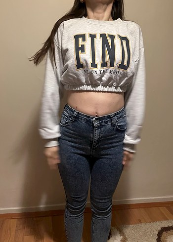 Kadın Gri Buckle Detaylı Crop Sweatshirt - Görsel 2