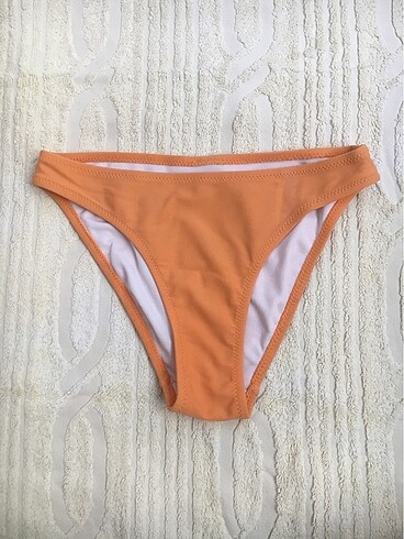 Turuncu bikini altı