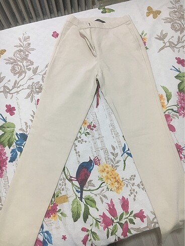 Beyaz keten kumaş pantolonu