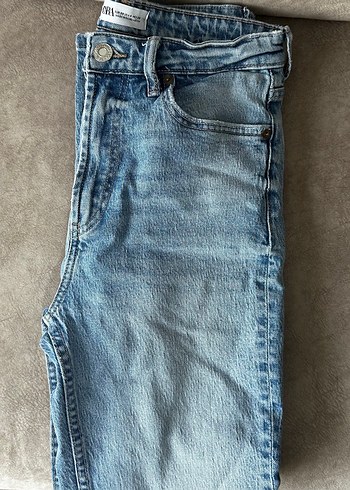 38 Beden ZARA HIGH- RISE STOVE PIPE TRF JEAN
