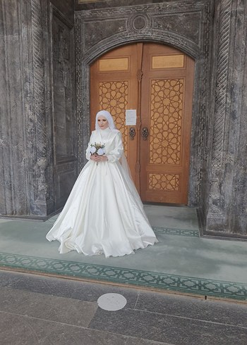 Uzun Beyaz Yaka İşlemeli saten incili gelinlik - Görsel 5