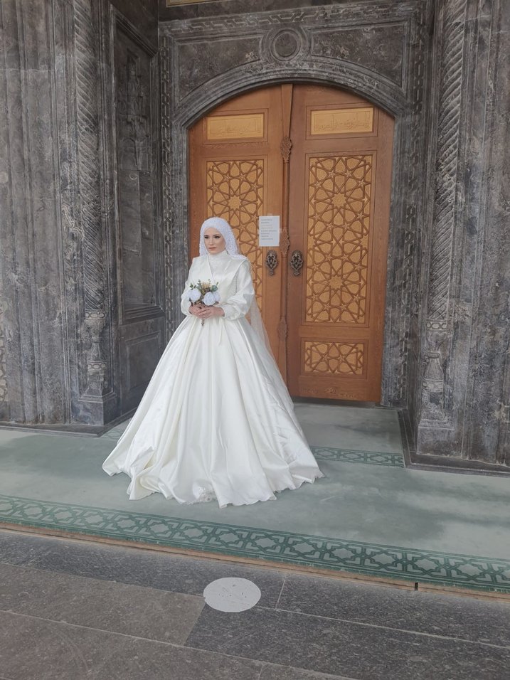 Uzun Beyaz Yaka İşlemeli saten incili gelinlik - Görsel 5