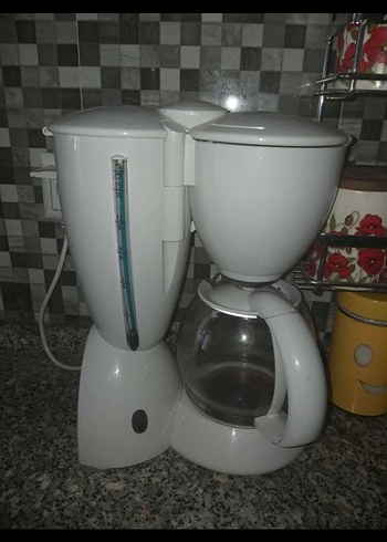 Beyaz ve Gri Kahve Makinesi