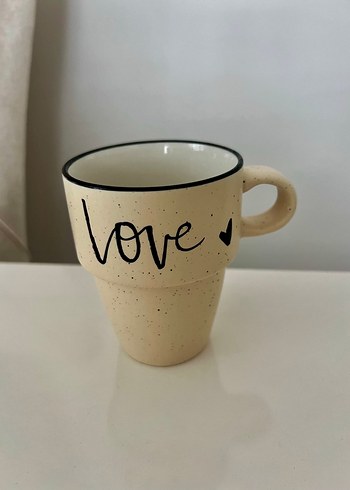 Bej Renkli Love Yazılı Seramik Kupa