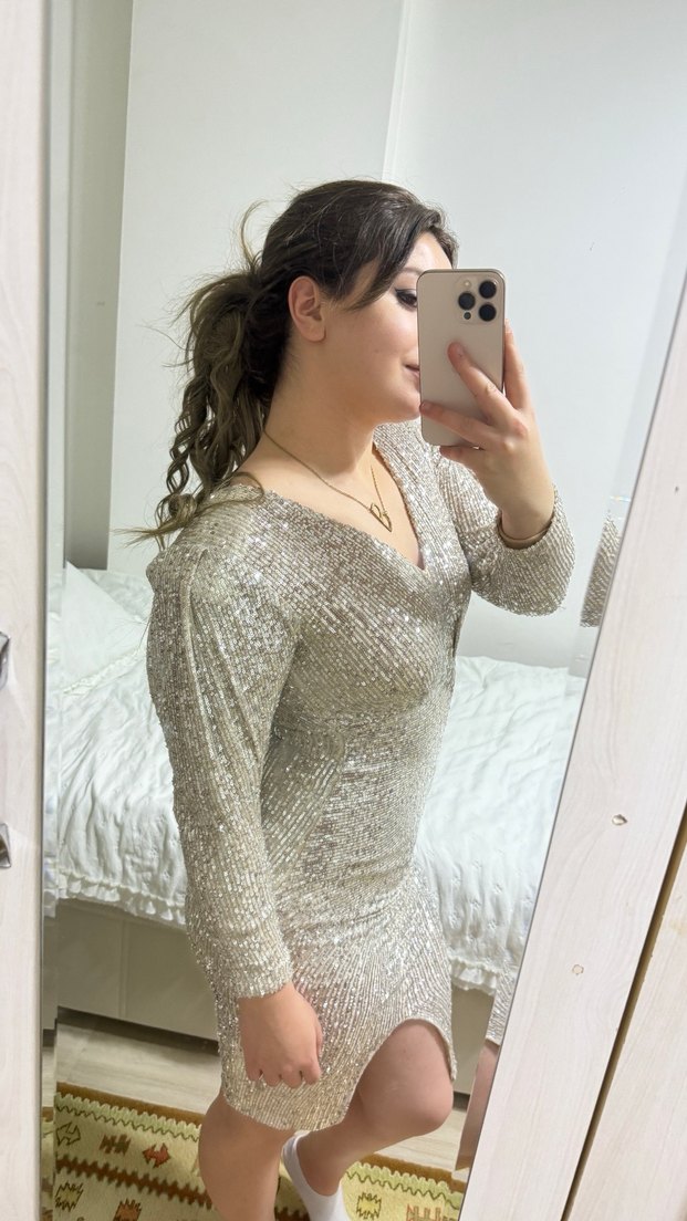 Bej Parlak Midi V Yaka pul payetli vatkalı
 Kadın Elbise - Görsel 2