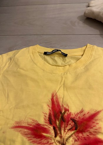 l Beden Gri Batik Desenli crop sarı tişört