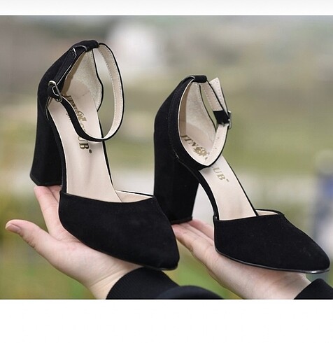 Siyah bantlı topuklu ayakkabı sandalet