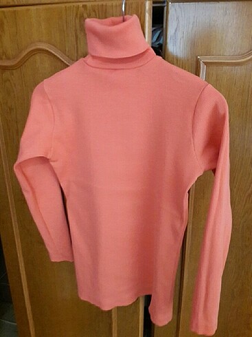 universal Beden turuncu Renk Boğazlı penye bluz. Sıfır üründür. Hiç giyilmemiştir.