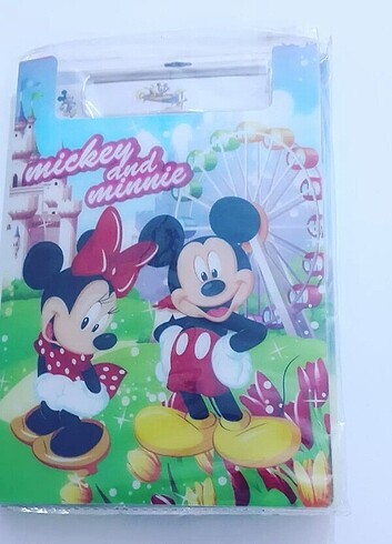 Mickey Mouse'lu plastik dosya/notluk. Bir adet var. Ebatları: 22