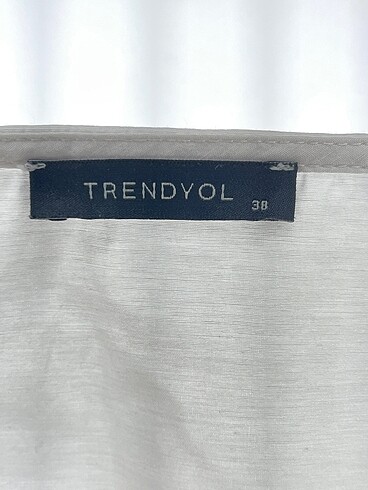 38 Beden beyaz Renk Trendyol & Milla Gömlek %70 İndirimli.