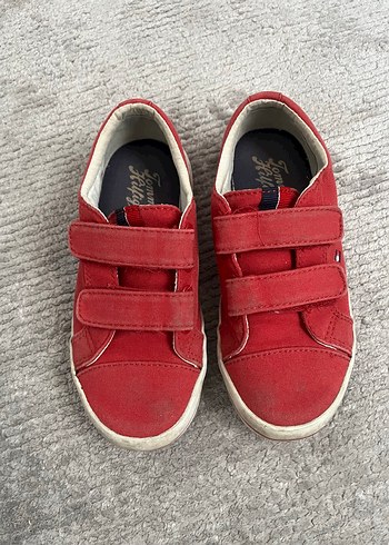30 Beden Kız Çocuk da giyer erkek çocuk da. Kırmızı tommy hilfiger