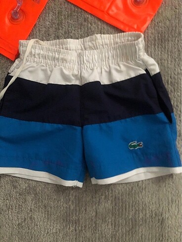 Lacoste Deniz şortu ve kolluklar