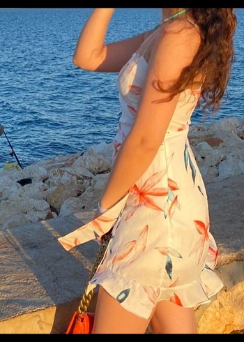 Diğer Beyaz Çiçekli Mini Drapeli Elbise