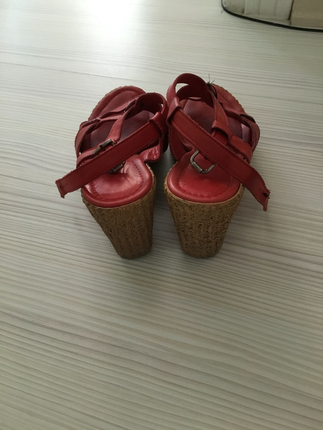 Kırmızı sandalete
