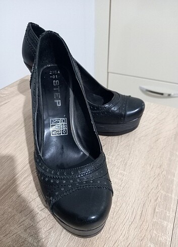 38 Beden Siyah deri topuklu ayakkabı 