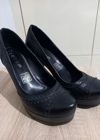 Siyah deri topuklu ayakkabı 