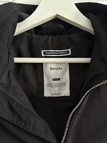 xs Beden siyah Renk Bershka yağmurluk