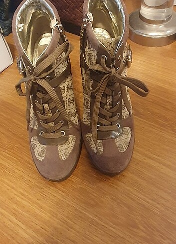 40 Beden çeşitli Renk Guess bot