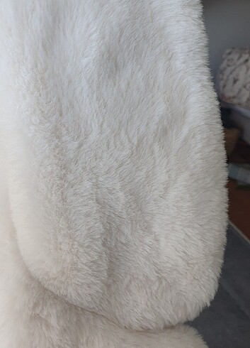 m Beden beyaz Renk Bershka uzun beyaz peluş kürk