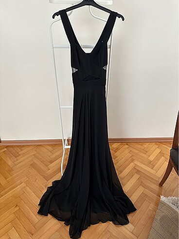 Siyah askı detaylı elbise