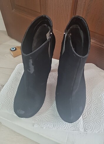 38 Beden Gerçek süet, 38, 11 cm topuk, bazı yerlerinde soyulma var.Siyah