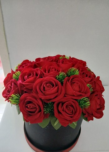 Diğer Koyu Kırmızı Güllü Siyah Kutuda Dekoratif Çiçek