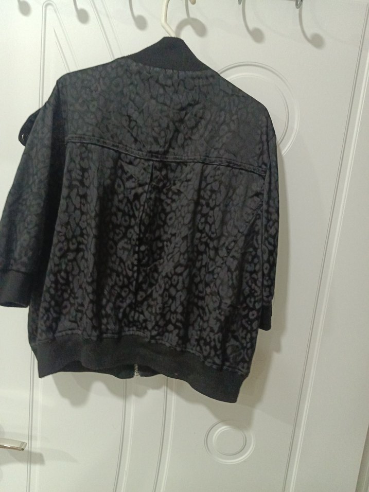 C1 Gri Yılan Desenli Kısa Fermuarlı Kadın Ceket - Görsel 3