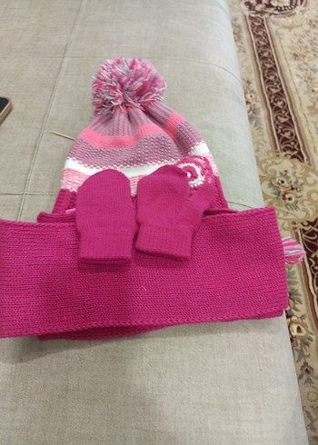 c1Pembe Nakışlı Örgü Çocuk Bere, Atkı ve Eldiven Seti - Görsel 2