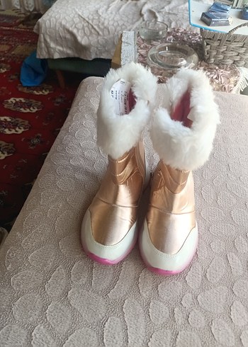 Peluş Detaylı Parlak Pembe Kız Botu