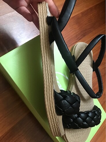 Zara Fiona siyah düz kemerli örgülü sandalet
