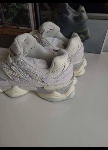 38 Beden Quarz gri new balance 9060
