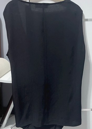 Siyah Drapeli V Yakalı Kolsuz Bluz - Görsel 2