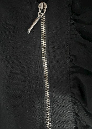 Siyah Drapeli V Yakalı Kolsuz Bluz - Görsel 4