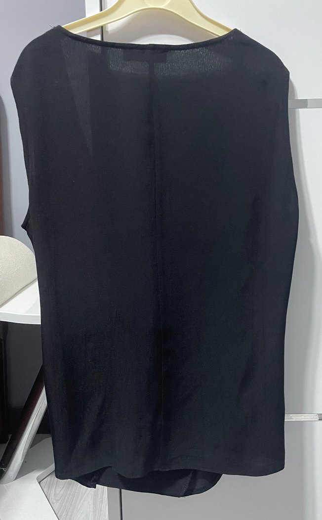 Siyah Drapeli V Yakalı Kolsuz Bluz - Görsel 2