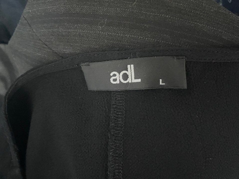 Siyah Drapeli V Yakalı Kolsuz Bluz - Görsel 3