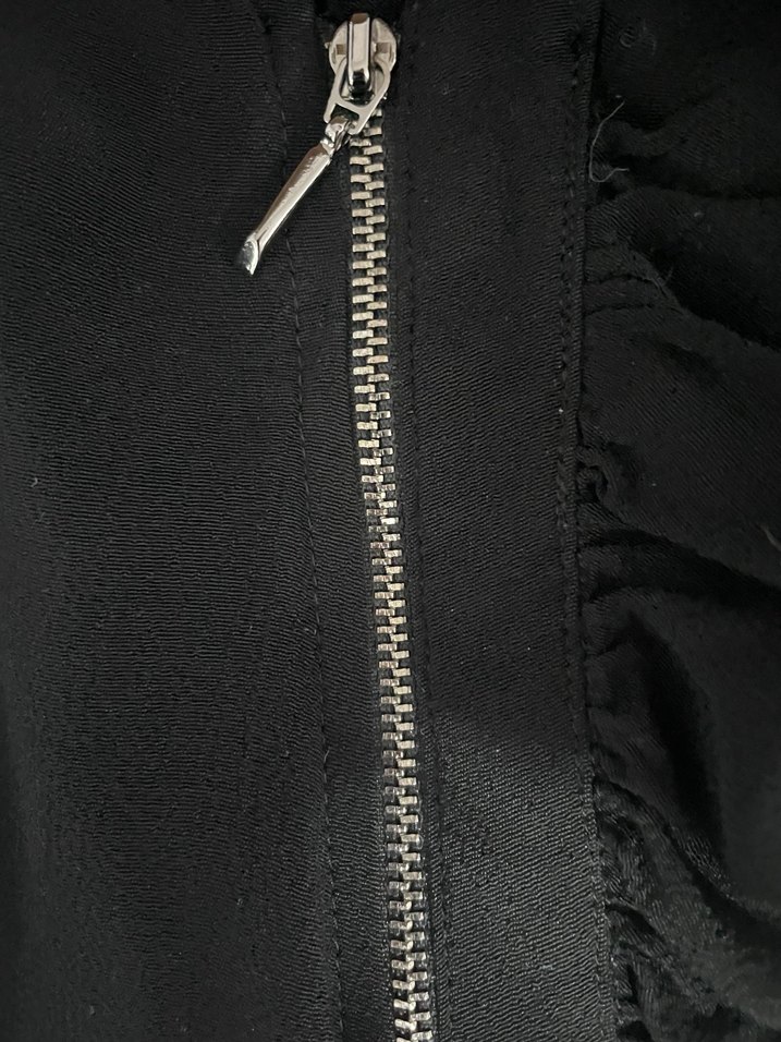 Siyah Drapeli V Yakalı Kolsuz Bluz - Görsel 4