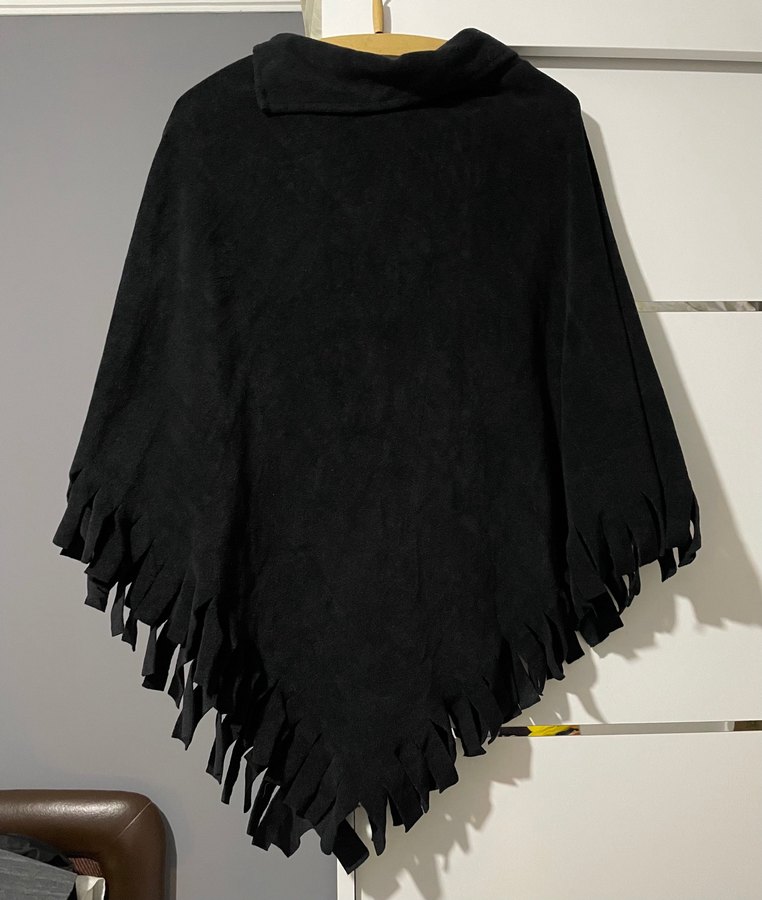 Kadın Siyah Püsküllü Polar Panço - Görsel 2