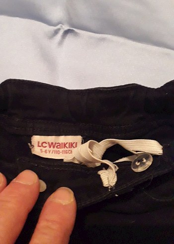 LC Waikiki Düğmeli Siyah Kız Şortu