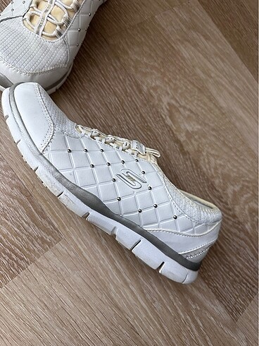 Orijinal skechers 37 numara beyaz spor ayakkabı