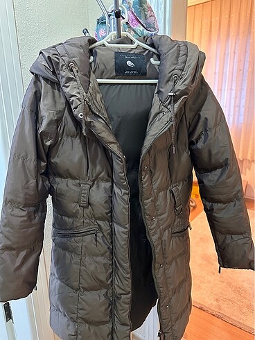 Zara Mont