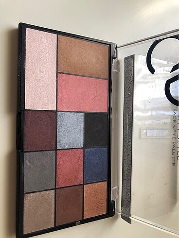 Beden Golden Rose Smokey yüz ve göz paleti