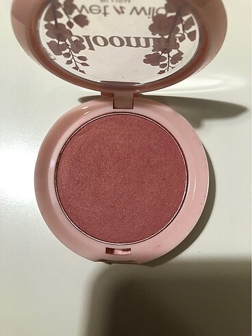 Beden Wet n Wild Bloomin Allık