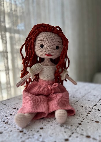 Pembe el örgüsü oyuncak bebek
