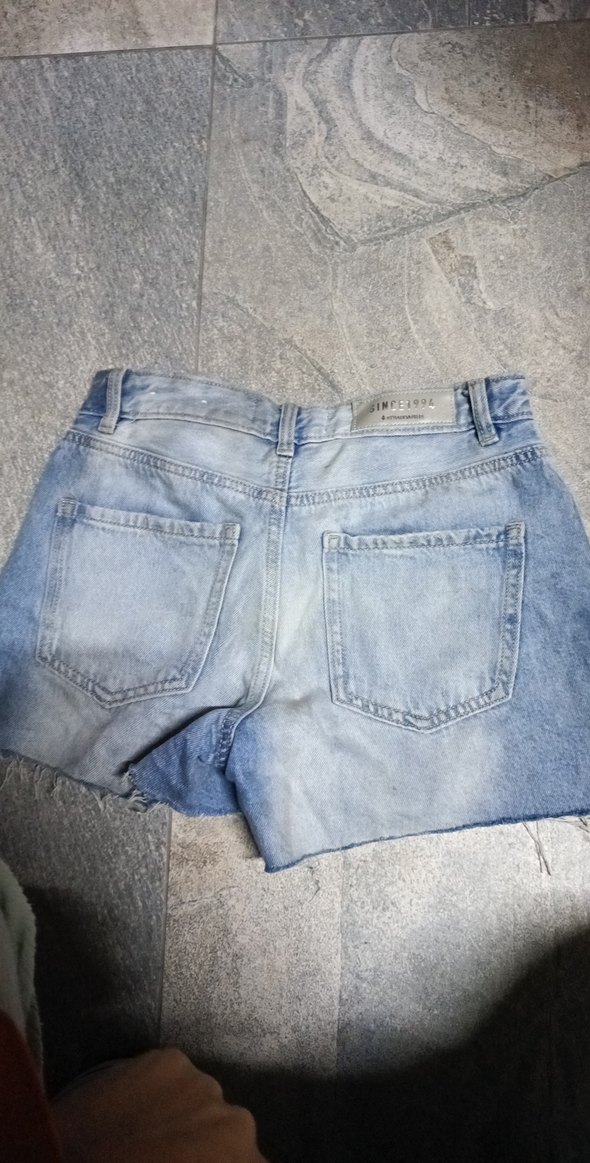 Kadın Gri Batik Desenli taşlı Kot Şort - Görsel 4