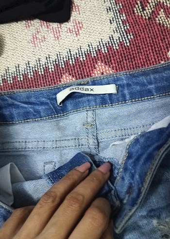 Kadın Mavi Koyu Renk Yırtık Kot Şort - Görsel 3