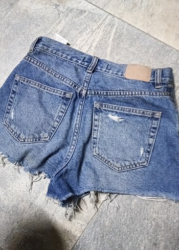 Kadın Mavi Yırtık Mini Denim Şort - Görsel 4