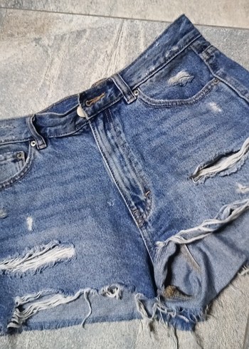 Kadın Mavi Yırtık Mini Denim Şort - Görsel 2