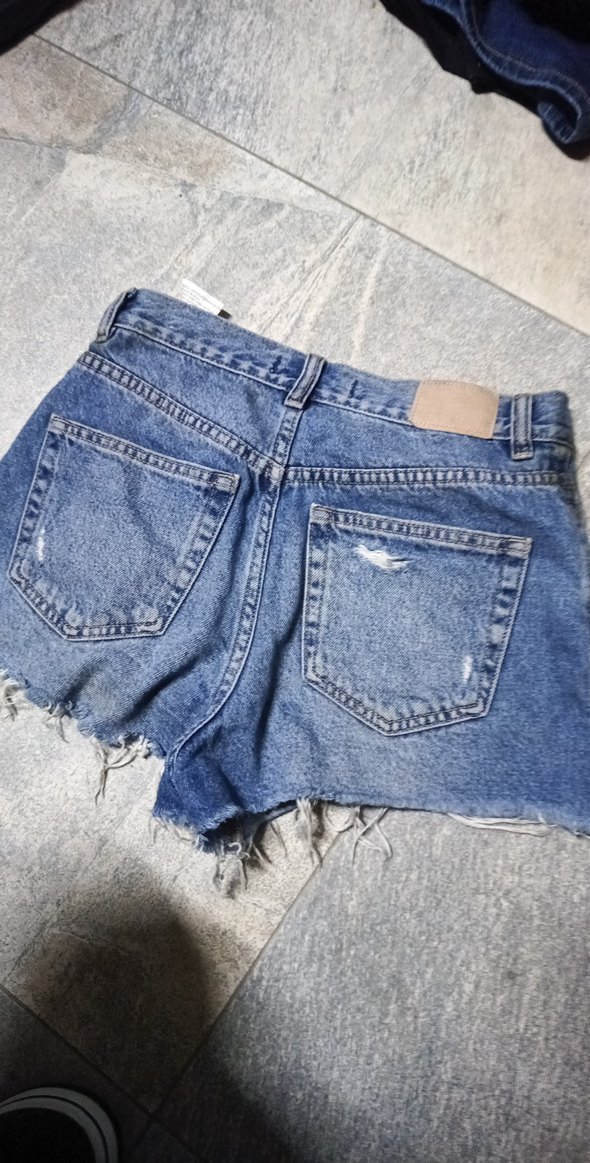 Kadın Mavi Yırtık Mini Denim Şort - Görsel 4